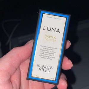 Next generation retinoid oil reduces the appearance of pores and wrinkles